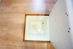 キッチンに床下収納があります。長期保存ができるもの、調理器具、防災グッズを入れておくのもいいですね。