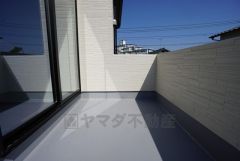 南側に面した大型のバルコニーは日当たり良好です。お洗濯物も気持ちよく干せそうです。日光浴をしたり、星を眺めたりも良いですね^^