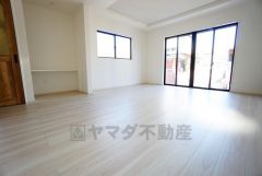 大きな窓のあるリビングは、陽光あふれる明るい空間です。居心地良く、ご家族皆がゆったり寛げる憩いの空間となりそうです。