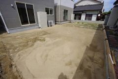 お庭付き＾＾日光浴やガーデニングはもちろん、お子さまの外遊びの場としても＾＾リビングからも様子が見守れるので安心です＾＾