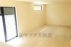 大きな窓のあるリビングは、陽光あふれる明るい空間です。居心地良く、ご家族皆がゆったり寛げる憩いの空間となりそうです。