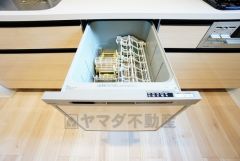 家事の時間が短縮できる食器洗い乾燥機付。億劫な後片付けもラクラクです。