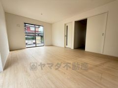 大きな窓のあるリビングは、陽光あふれる明るい空間です。居心地良く、ご家族皆がゆったり寛げる憩いの空間となりそうです。