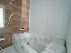 1日の疲れを癒すくつろぎのバスルーム。足を伸ばしてもゆったりと入れるサイズです。お子様と一緒にお風呂に入っても狭くないですね^^