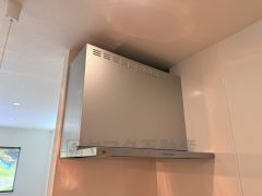 お手入れが簡単なスリム型レンジフードです。調理により発生する油煙や臭いを吸い込み、屋外へ排気してくれます。