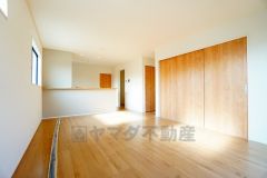 リビングは広々とした設計で、家族が集い、寛ぐ暮らしの空間を演出しています。思い思いの時間を過ごしたり、家族みんなで食事をしたり、素敵な団らんの場になりますね。