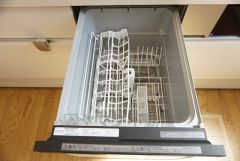 同仕様写真。食事の後の手間を解消する食器洗い乾燥機付。冬場の洗い物で手荒れの悩みもなくなります。手洗いよりも節約できて便利。