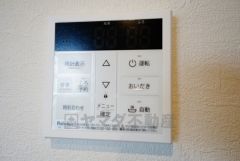 キッチン横からお湯張り、追い炊き、足し湯がボタン一つで楽々操作できる給湯機リモコンです。忙しい夕飯準備の時間帯に重宝しますね。