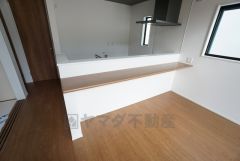 ダイニングへの配膳や調理の時便利なカウンター。ちょっとしたティータイムにもお使いいただけます。