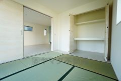 同仕様写真。リビング隣には、ホッとできる和室を用意。お子様のお昼寝スペースや書斎としてなど、いろいろとお使い頂けます。