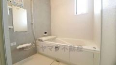 1日の疲れを癒すくつろぎのバスルーム。足を伸ばしてもゆったりと入れるサイズです。お子様と一緒にお風呂に入っても狭くないですね^^