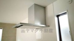 風量が弱・強と切替え可能なレンジフードが調理中の煙をしっかり吸い込みます。手元を照らすライト付きです。