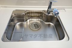 広々とした凸型シンクに洗剤ポケットを標準装備。大きなお鍋など洗いやすいです。