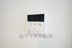 キッチン横からお湯張り、追い炊き、足し湯がボタン一つで楽々操作できる給湯機リモコンです。忙しい夕飯準備の時間帯に重宝しますね。