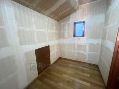 3帖もあるウィークインクローゼット。広々した空間は日常のものから趣味の道具まで様々なものを収納してくれます。