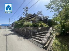 車通りが少なく、安心してお子様とお散歩できる閑静な住宅地。189坪の広々敷地は駐車場3台可。落ち着いた住宅地内で快適な生活を実現してみませんか。