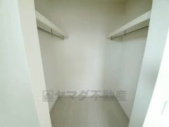 収納力豊富なウォークインクローゼット。洋服や小物などを1箇所にまとめて美しい収納を実現します。スーツケースのような大型の荷物も置けます＾＾