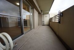 広々としたバルコニー。 天気のいい日にはお布団もまとめて干せそうですね＾＾ 陽当たり、風通し良好です＾＾