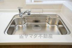 広々としたステンレスシンクには、洗剤やスポンジを収納出来るラック付き。広さも確保しているので、大きなお鍋も洗いやすいです。