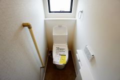 同仕様写真。1階2階の2ヶ所にトイレがありますので、忙しい朝にも家族に気を使わず、ゆとりが生まれますね＾＾ 小窓付きで換気する時に便利です＾＾
