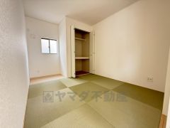 居心地も良い和室は、ワークスペースとしても有効。お仕事を頑張ってちょっと疲れたら、畳に寝転がることもできますね。