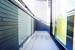 陽当たりの良いバルコニーです。お洗濯やお布団干しはもちろん、日光浴スペースにも。足元は防水工事施工済です。