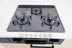 同時にたくさんの料理が調理できる3口コンロ。長時間熱を通しておきたい煮込み料理を作りながら、炒め物など同時進行で進められます。