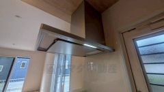 お手入れが簡単なスリム型レンジフードです。調理により発生する油煙や臭いを吸い込み、屋外へ排気してくれます。