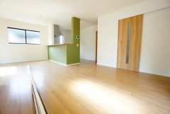 大きな窓のあるリビングは、陽光あふれる明るい空間です。居心地良く、ご家族皆がゆったり寛げる憩いの空間となりそうです。