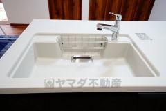 広々とした凸型シンクに洗剤ポケットを標準装備。大きなお鍋など洗いやすいです。