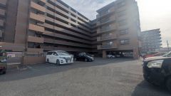 敷地内平面駐車場月額8000円。空き状況についてはお問い合わせ下さい。