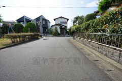 大型車の通行が少なく、騒音や振動が少ないので静かで快適な生活を送れます。
