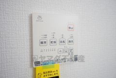 浴室暖房乾燥機付き。天候に左右されず、いつでも好きなときに洗濯物を干せるので、仕事や家事で忙しい方に重宝します。