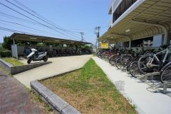 大切な自転車を守れるよう屋根付きの自転車置き場になっております。