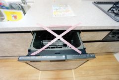 食事の後の手間を解消する食器洗い乾燥機付。冬場の洗い物で手荒れの悩みもなくなります。手洗いよりも節約できて便利。
