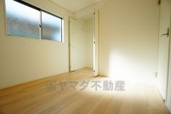 同仕様写真。住む人のこだわりを活かす洋室＾＾広めのクローゼットもあり荷物もすっきり片付けられ、ゆとりのある暮らしが出来ます＾＾