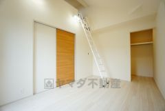 角部屋ならではの2面採光。陽のあたる時間が長く、冬でもあたたかいです。