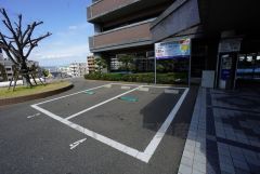 来客時の駐車場として敷地内にコインパーキングを完備しています。遠くに駐車しなくて済むのはうれしいですね。