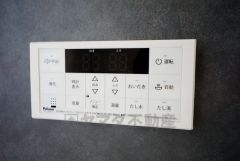 湯量・湯温の設定、そして保温までワンタッチのフルオートバス。便利な追い炊き機能付きです。