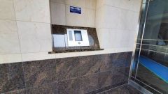 オートロックは、外部の人が自由に建物内に出入りできないため、不審者の侵入防止効果があります。