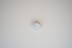 火災報知器が設置されていることで、火災の発生をいち早く感知し、就寝中や留守中でも素早く危険を知らせてくれるため、家族の安全を確保し被害を最小限に抑えられます。