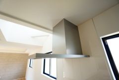 コンロ上には換気扇完備＾＾すぐ横に小窓が設けられているので、換気扇と合わせてWで換気できます＾＾