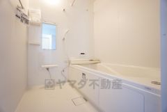 1日の疲れを癒すくつろぎのバスルーム。足を伸ばしてもゆったりと入れるサイズです。お子様と一緒にお風呂に入っても狭くないですね^^