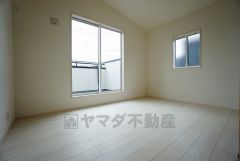 明るい洋室です。ナチュラル色のフローリングで開放的な優しい雰囲気になっています＾＾ベッドや机、ＴＶを置いてもゆとりのある広さです。