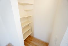 まとめ買いしてもこの収納量なら心配要らずのパントリー。調理家電や食品のストックをすっきりまとめられ、キッチン周りを広々使えます。