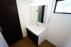 同仕様写真。三面鏡裏収納付き洗面化粧台です＾＾ 歯磨きセットやスキンケア用品などの収納に便利ですね。 生活感も隠すことができ、来客時にも安心です。