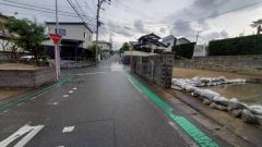 前面道路は広く、車同士がすれ違うスペースが十分にあります。落ち着いた住宅地内で快適な生活を実現してみませんか＾＾