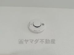 火災発生をいち早く知らせてくれる火災報知器は標準装備です。