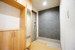 たっぷり収納できるシューズボックスです。家族全員の靴がきれいに整頓できます。棚の上にお花や写真を飾っても良いですね。