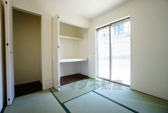 リビングからの続き間として和室をご用意しました。普段はリビングとつなげて開放的なスペースとして、来客時には客間としてお使いいただけます。